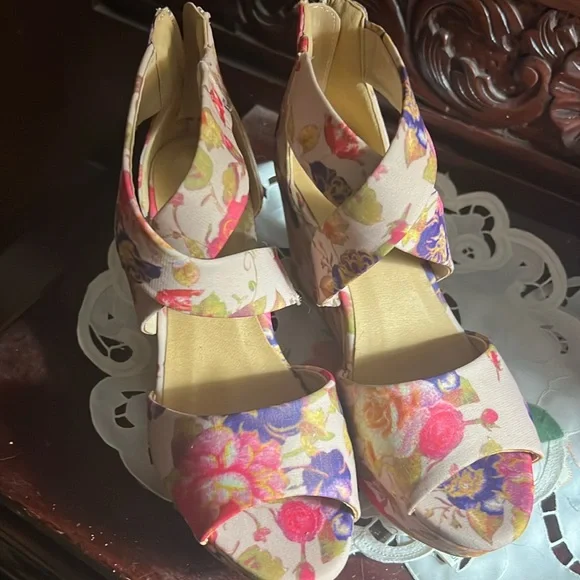 Adorable Bamboo floral wedges, never worn. Zip up back. Size 7 - Picture 1 of 5